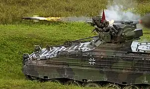 Un véhicule de combat d'infanterie Marder 1A3 d'un bataillon de Panzergrenadier tirant un missile Milan en 2004.
