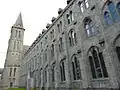 L'aile ouest et l'église.