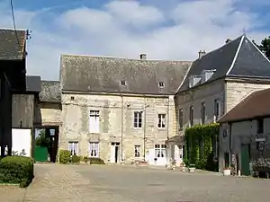 Le logis de la grande ferme, incorporant des vestiges de l'ancien château.