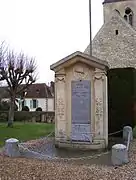 Le monument aux morts devant l'église.