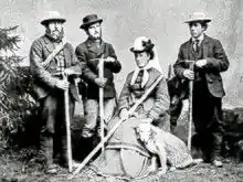 Le guide Christian Almer, son fils Ulrich Almer, l'alpiniste Margaret Claudia Brevoort (1825–1876), le chien Tschingel et William Auguste Coolidge, vers 1874.