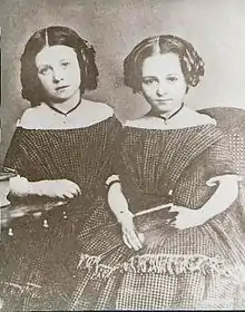 photographie en noir et blanc de deux fillettes.