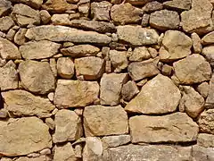 Parement de mur aux pierres soigneusement calées ; Les Garrigues, province de Lérida, Catalogne (Espagne).