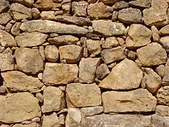 Parement de mur aux pierres soigneusement calées, Les Garrigues, province de Lérida, Catalogne (Espagne).