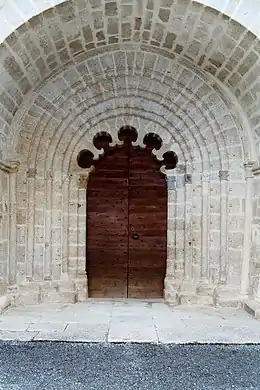 Trois tores ininterrompus mais avec chapiteaux sans tailloir (portail de l'église Saint-Martin de Margerides, Corrèze).