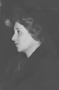 Photo noir et banc d'une femme de profil, en buste, avec chapeau