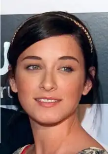 Margo Harshman interprète Charlene Bradley.