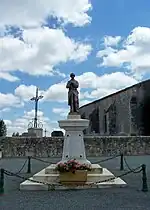 Le monument aux morts près de l'église (juil. 2009)