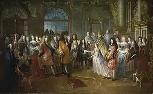 La cour, des religieux et un chien. Louis XIV est au centre. Les mariés sont à gauche, bénis par un prélat.