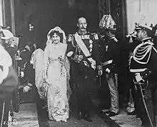 Photo en noir et blanc d'un couple en tenue nuptiale.