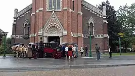 Parvis de l'église Saint-Nicolas.