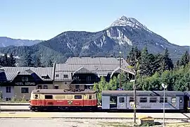 La gare de Gösing, avec la montagne Ötscher.