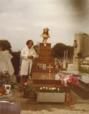Marie Atmadjian à côté du mémorial qu'elle a fait dresser à la mémoire de son frère au cimetière de Rosny-sous-Bois.
