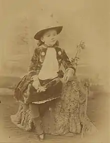 Portrait d'une petite fille vêtue d'une robe et d'un chapeau
