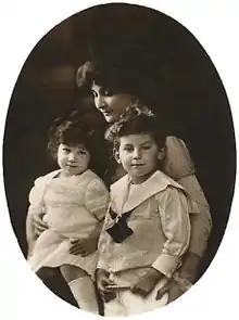 Carte postale souvenir montrant une mère et ses deux enfants.
