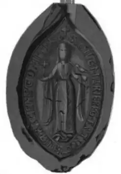 Sceau ancien représentant une femme richement vêtue tenant une croix dans sa main droite et un oiseau posé sur sa main gauche.