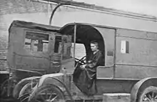 Marie Curie passa son permis de conduire pour servir dans les unités de radiologie mobiles qu'elle avait elle-même conçues.
