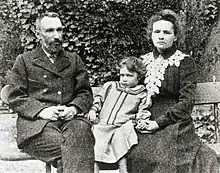 Pierre et Marie Curie avec leur fille Irène vers 1903.