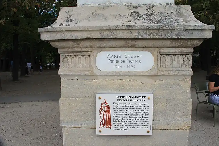 Panneau détaillant l'histoire de la série, sur le piédestal de la statue de Marie Stuart.