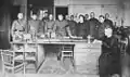 Marie et Irène Curie avec leurs élèves, des officiers américains en cours de formation à la radiologie, Institut du radium, Paris, 1919.