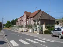 La mairie et l'école de Mouriez sur la route principale.