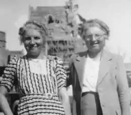Photo noir et blanc de deux femmes d'âge mûr, souriantes