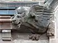 Une des statues encadrant l'entrée de la chapelle