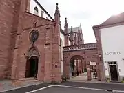 Entrée pour l'accès au prieuré et magasin religieux.