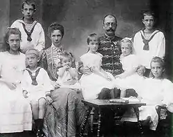 Élisabeth-Françoise (à gauche) et sa famille en 1905.