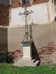 Croix en fer forgé à l'arrière de l'église.
