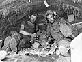 Sgt. Bill Genaust (gauche) et le Cpl AtleeTracy dans un abri creusé
