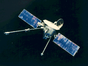 Photographie en couleurs de la sonde Mariner 10 se détachant, avec ses panneaux solaires, sur le ciel étoilé.