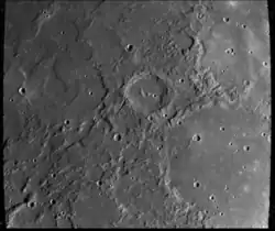 Image de Mariner 10 avec cratère Mansur près du centre.