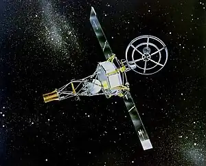 Une sonde est visible dans l'espace, montrant notamment un émetteur radio et des panneaux solaires.