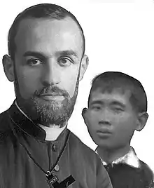 Montage de deux photos noir et blanc, avec un prêtre à gauche et un jeune homme à droite