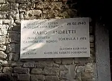 Photo de la plaque sur la maison natale de Mario Andretti à Montona.
