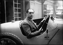 Photo de Mario Lepori prenant la pose au volant de son véhicule.