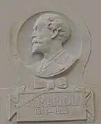 Médaillon de A.-F.Marion sur le mur Est de la Station