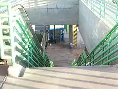 Escaliers menant au quai de la station.