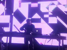 Description de l'image Mark Bell (LFO) on stage in Moscow.JPG.