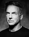 Portrait photographique en noir et blanc de l'acteur Mark Harmon, de face.