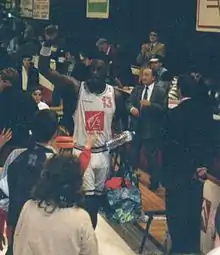 Mark Mac-Swain, joueur américain de l'Élan Chalon (de 1992 à 1995), à la sortie d'un match de Pro B (en 1994)