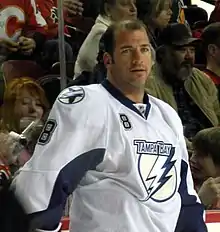 Recchi avec le maillot blanc numéro 8 du Lightning de Tampa Bay.