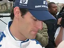 Portrait d'un homme, tête baissée, avec une casquette bleue