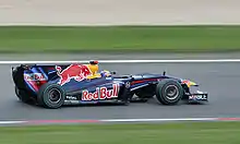 Photo vue de droite de la Red Bull RB5 de Webber en piste