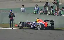 Photo de Mark Webber abandonnat sa monoplace lors du Grand Prix de Chine 2013