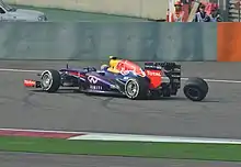 Photo de Mark Webber perdant une roue lors du Grand Prix de Chine 2013