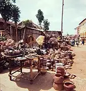 Photo en couleur d'un marché traditionnel africain avec poteries