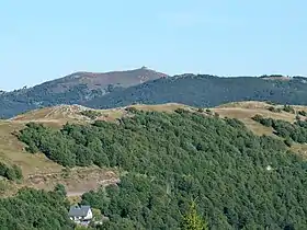 Vue sur la crête des Vosges, dominée par le Grand Ballon, à l'ouest.