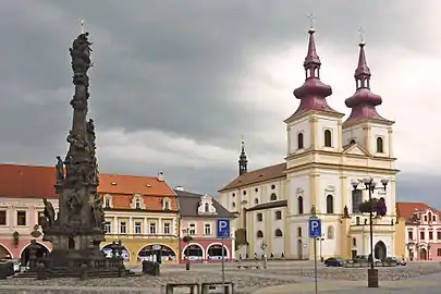 Place du Marché : colonne de la Sainte-Trinité et église de l'Exaltation de la Sainte-Croix.